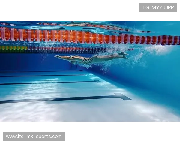 游泳队在中程项目中完善转身技术