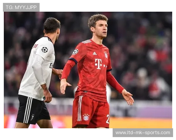 拜仁穆勒任意球传中后点补射收获惊喜